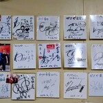 かさや食堂 - サインがずらり