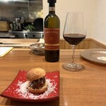 四季彩 平山 - チーズバーガー(鶏＆豚の合挽肉×パルメザンチーズ)    赤ワイン(イタリア･トスカーナ キャンティ)850円