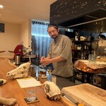 四季彩 平山 - マムシ酒を注いでくれる平山真吾シェフ