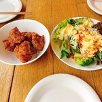 牡蠣と肉 宴 - 食べ放題のサラダと唐揚げ