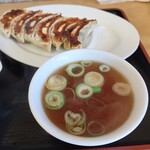 中華料理 天山 - スープもシンプルで美味しかった。