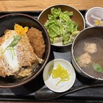 甲州肉炉端 炭とやまなし - 甲州名物煮カツ丼（￥1,000）