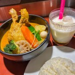 SAPPORO-CURRY KUMAYA - チキンのスープカレー、TPココナッツスープ、TPチキンレッグとマンゴーラッシー