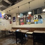 つじ製麺所 - 店内テーブル席