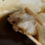 立飲み 天下 - 鳥もつ煮のタレに衣かつぎをダンク