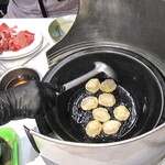 松江自助火鍋城 - イカボールを焼く