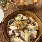 スピカ旅行社 - ヤリイカと生姜のアヒージョ1,250円＋バケット250円