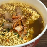 ヤンニョム - 袋麺にソーセージ、キムチをトッピング