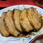 食堂 いしん - 焼き豚は甘辛ダレで味付け。