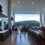 Hau Tree Lanai Restaurant - 店内のテーブル席の風景です