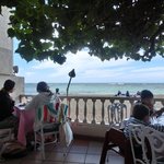 Hau Tree Lanai Restaurant - 店内のテーブル席の風景です