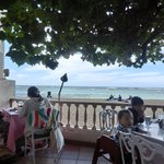 Hau Tree Lanai Restaurant - 店内のテーブル席の風景です