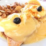 Hau Tree Lanai Restaurant - エッグベネディクト+カフェ 3105円 のクラシックエッグベネディクト