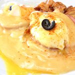 Hau Tree Lanai Restaurant - エッグベネディクト+カフェ 3105円 のクラシックエッグベネディクト