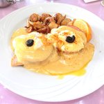 Hau Tree Lanai Restaurant - エッグベネディクト+カフェ 3105円 のクラシックエッグベネディクト