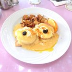 Hau Tree Lanai Restaurant - エッグベネディクト+カフェ 3105円 のクラシックエッグベネディクト