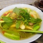 「チェンマイソーセージとハーブのスープ」（780円）