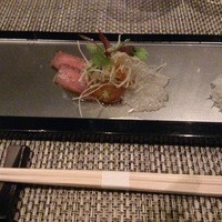 神戸牛511 - 神戸牛の軽い炙りとふぐの薄造り