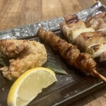 神鶏 阿佐ヶ谷店 - 焼き鳥3種(名物鶏皮入り) 　皮・ねぎま・軟骨の3種 　あれ？なんで神鶏揚げ乗っとんの？