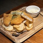 鉄板串 燻製 MOKU - フィッシュ&揚げたてポテトチップス-いぶりがっこのタルタル添え
