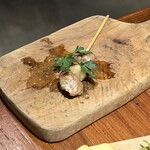 鉄板串 燻製 MOKU - 鶏砂肝とにんにくのアヒージョ風