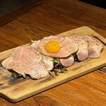 鉄板串 燻製 MOKU - 特選国産豚肩ロースの自家製ベーコン-卵黄添え-