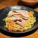 鉄板串 燻製 MOKU - 自家製生ベーコンをたっぷり使ったトマト&大葉ジェノベーゼ