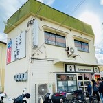 らんぷ若蔵 - 12:54到着、6℃で風も吹いて寒い。20分程外で待って4名掛けテーブルに。扉が開くたびに寒風が入ってくる。その後もお客さんは次々と来てお待ち状態が続く。