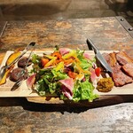 檪の丘 - 自家製（スモークベーコン、ケーゼ）をのせた野菜のサラダ