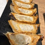 餃子酒場 肉汁とっつぁん 上野店 - 肉汁焼き餃子！3つの入り数から選べるが、まずは6個で！肉多めでキャベツが粗めなので、シャキシャキした食感とパリモチの皮の食感が、複雑で美味い！勿論、肉の味がしっかり！