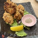 酒場魚と鶏ヤロー - 唐揚げ！大ぶりなので、表面カリカリで中はジューシー！味が濃いめで、酒のお供に最適！
