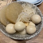 餃子酒場 肉汁とっつぁん 上野店 - お通しのおでん！大根、油揚げ、いとこん、うずらと具沢山！！　食べ放題で卵入りは嬉しいし、珍しい！