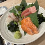 酒場魚と鶏ヤロー - 刺し盛り！二人前からだが、一人前500円台とは思えないクオリティ！鮪もしっかり入っているのが、価格破壊！