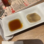 餃子酒場 肉汁とっつぁん 上野店 - 卓上の調味料で、ラー油酢醤油、酢胡椒など、さまざまな味で楽しめる！