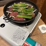 餃子酒場 肉汁とっつぁん - ニラレバは、何とセルフ焼き！ぶつ切りの厚みのあるレバーなので、ジューシーかつ濃いめの味で、間違いなく美味いです！