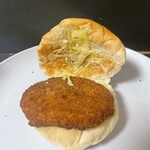 ミクスチャー - 牛すじコロッケと千切りキャベツがサンド