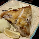 八丈島郷土料理 源八船頭 新小岩店 - とろけるうまさのぶりカマ。身もたっぷりで食べ応えあるハイコスパ品。