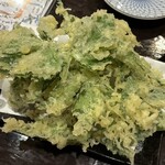 八丈島郷土料理 源八船頭 新小岩店 - これまた名物の明日葉天ぷら。サクサク感と塩気が絶妙で止まらない。ここに来たらマスト！