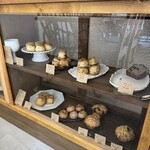りべいく - ショーケースの中の焼き菓子たち