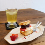 りべいく - あんいちごスコーンサンド（600円） フレーバーティ（シッダールタのマンゴーの木）（600円）