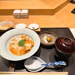 おみ乃 椿 - 親子丼、鶏ガラスープ、お新香 ◎めちゃくちゃ美味しい！