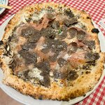 DUOMO - トリュフ大量のピザ