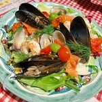 DUOMO - 見た目にもお味もパーフェクト❗️海鮮サラダ