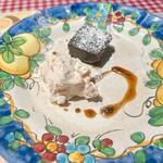 DUOMO - ドルチェは杏仁風のソースでチョコケーキ❗️美味❤️