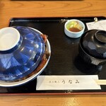 炭火職人 うなみ - 蓋から鰻がはみ出ています…