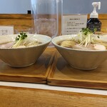 RAMEN TSUKEMEN YAMATO - 鶏醤油らぁ麺 波(左)と大盛(右) 横
