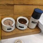 RAMEN TSUKEMEN YAMATO - 卓上の調味料は、左から 藻塩、黒七味、白胡麻