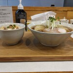 RAMEN TSUKEMEN YAMATO - 鶏醤油らぁ麺(大盛)と炙りチャーマヨ飯 横