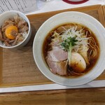 RAMEN TSUKEMEN YAMATO - 鶏醤油らぁ麺(並)と卵黄乗せ叉焼飯