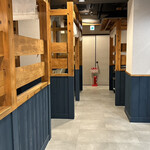 丸花 - 店内広々、個室やプレミアムゾーンまで